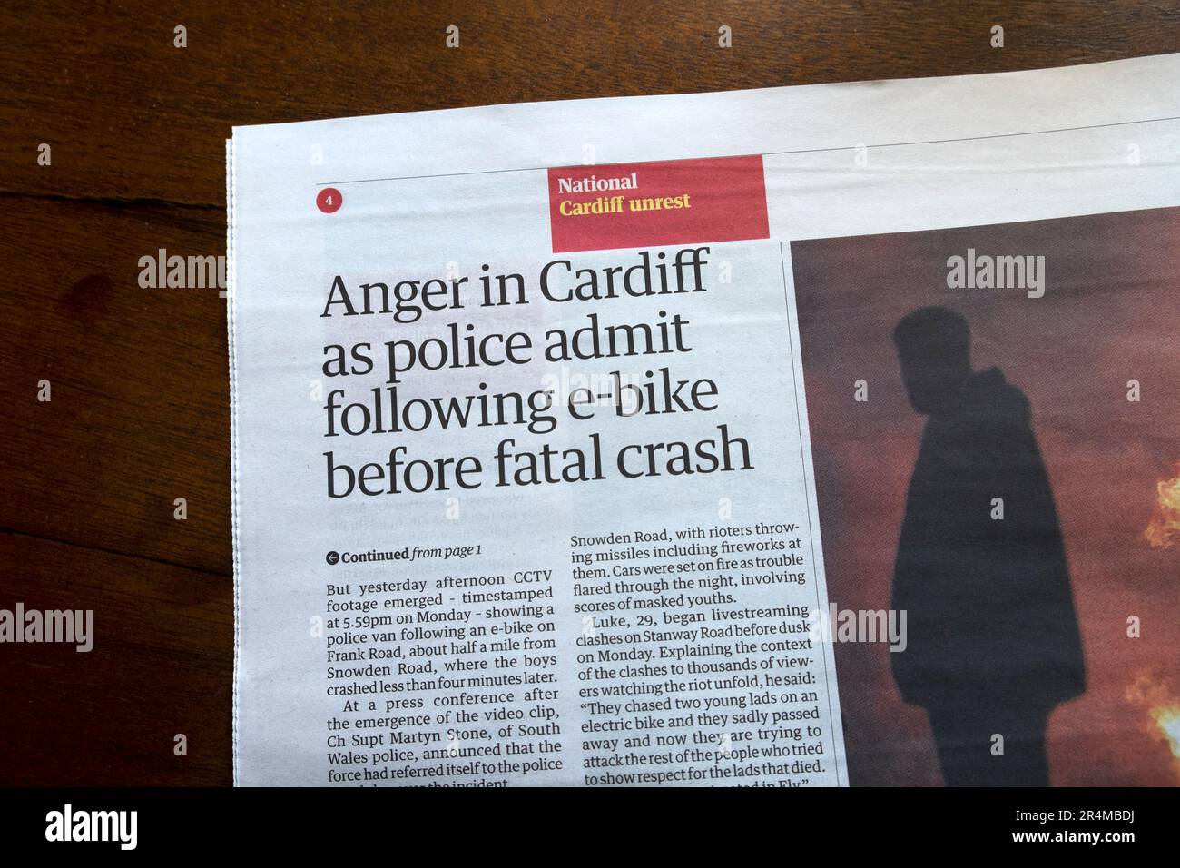 "Rabbia a Cardiff come polizia admi 24 maggio 2023 Londra UK Inghilterra dopo e-bike prima di un incidente fatale" Guardian giornale articolo 24 maggio 2023 Londra UK Foto Stock