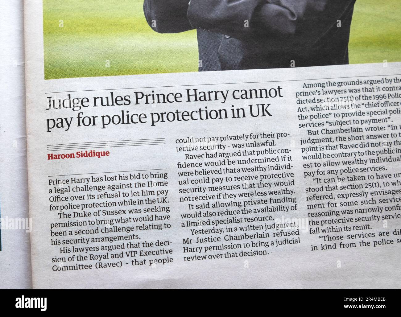 'Regole del giudice Prince Harry non può pagare per la protezione della polizia nel Regno Unito' Guardian giornale titolo Royal Security articolo 24 maggio 2023 Londra UK Inghilterra Foto Stock