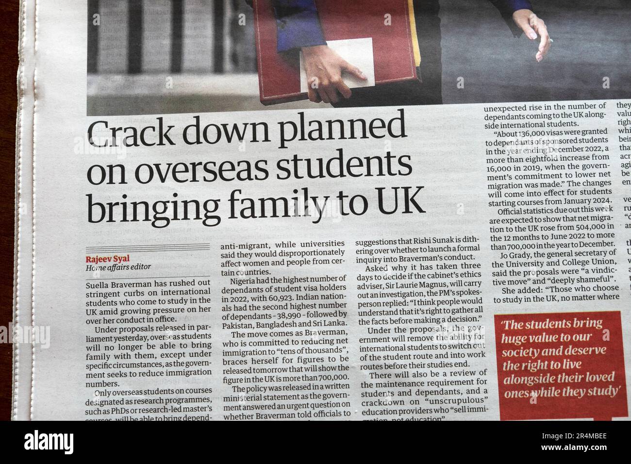 'Crack down planned on overseas students porting family to UK' Guardian quotidiano immigrazione articolo 24 maggio 2023 Londra Regno Unito Inghilterra Foto Stock