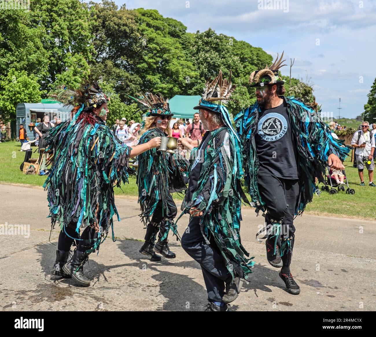 Il lodestone confina con Morris in una divertente danza al Green Man Festival che si tiene a fine maggio durante la Bank Holiday 2023 al Mount Edgcumbe Park, Cornovaglia nr Plymo Foto Stock