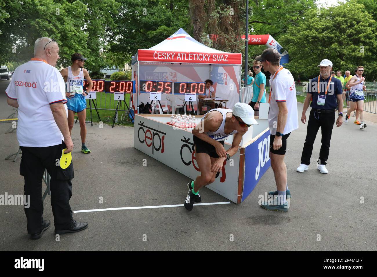 Un camminatore di corsa nella zona di penalità nel 20km uomini al Campionato europeo di Race Walking Team 2023 Foto Stock