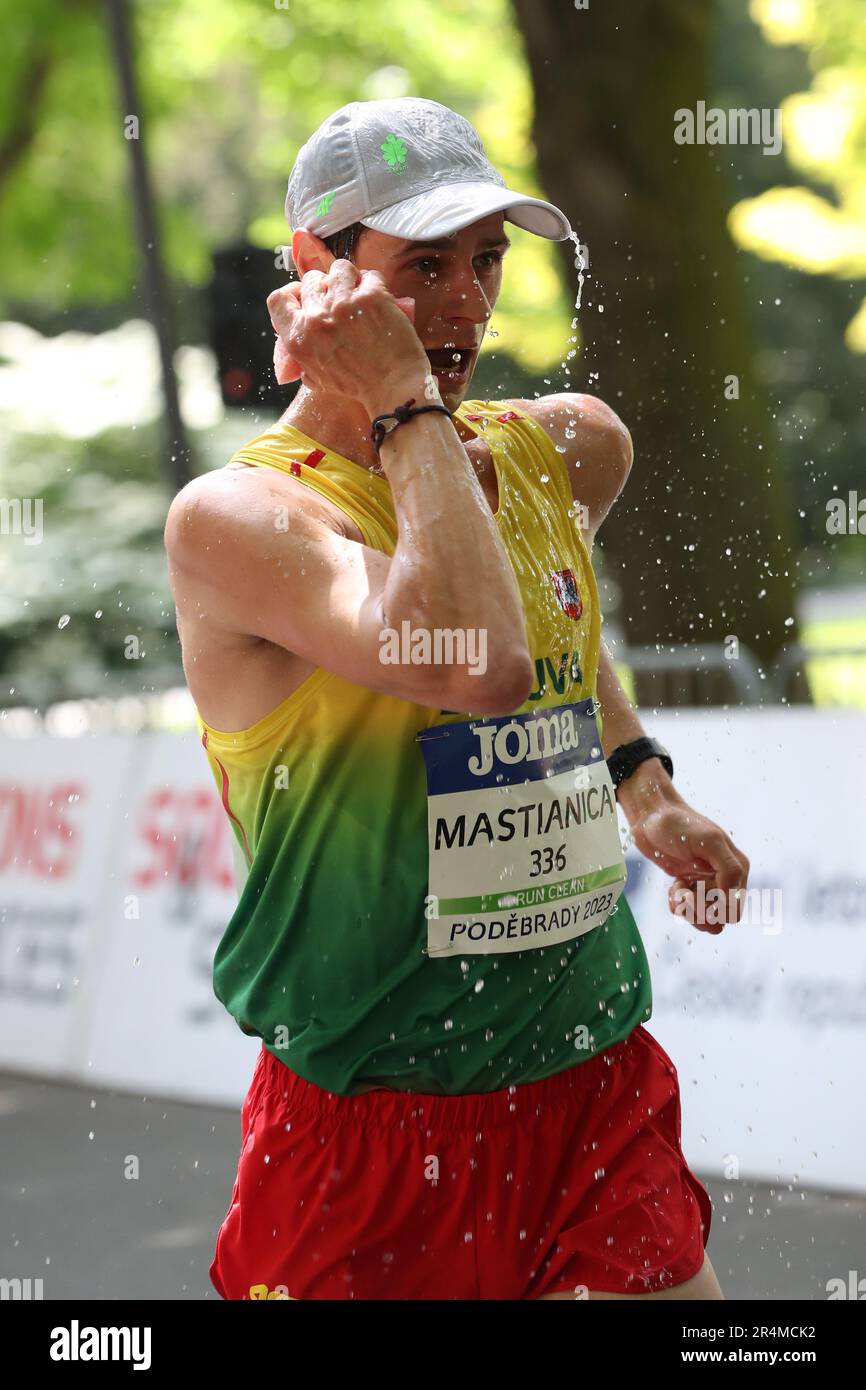 Artur MASTIANICA spugnando con l'acqua nel 20km uomini al Campionato europeo Race Walking Team 2023 Foto Stock