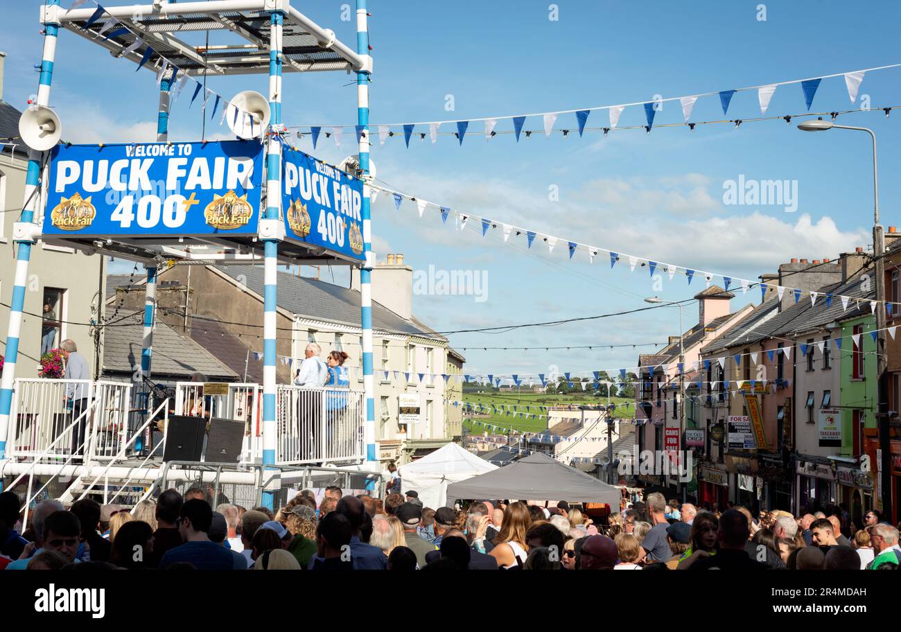 Costruzione elevata per tenere la capra in una gabbia come parte del festival tradizionale Puck Fair a Killorglin, County Kerry, Irlanda Foto Stock