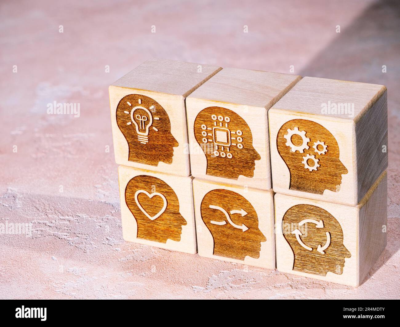 Simboli di abilità soft power su blocchi di legno come un nuovo concetto di abilità, riuccisione e upskilling Foto Stock