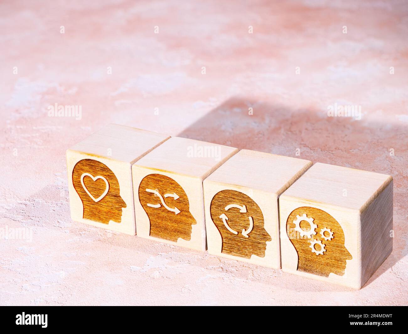 Simboli morbidi, di pensiero e digitali su cubi di legno come concetto di abilità di potere Foto Stock