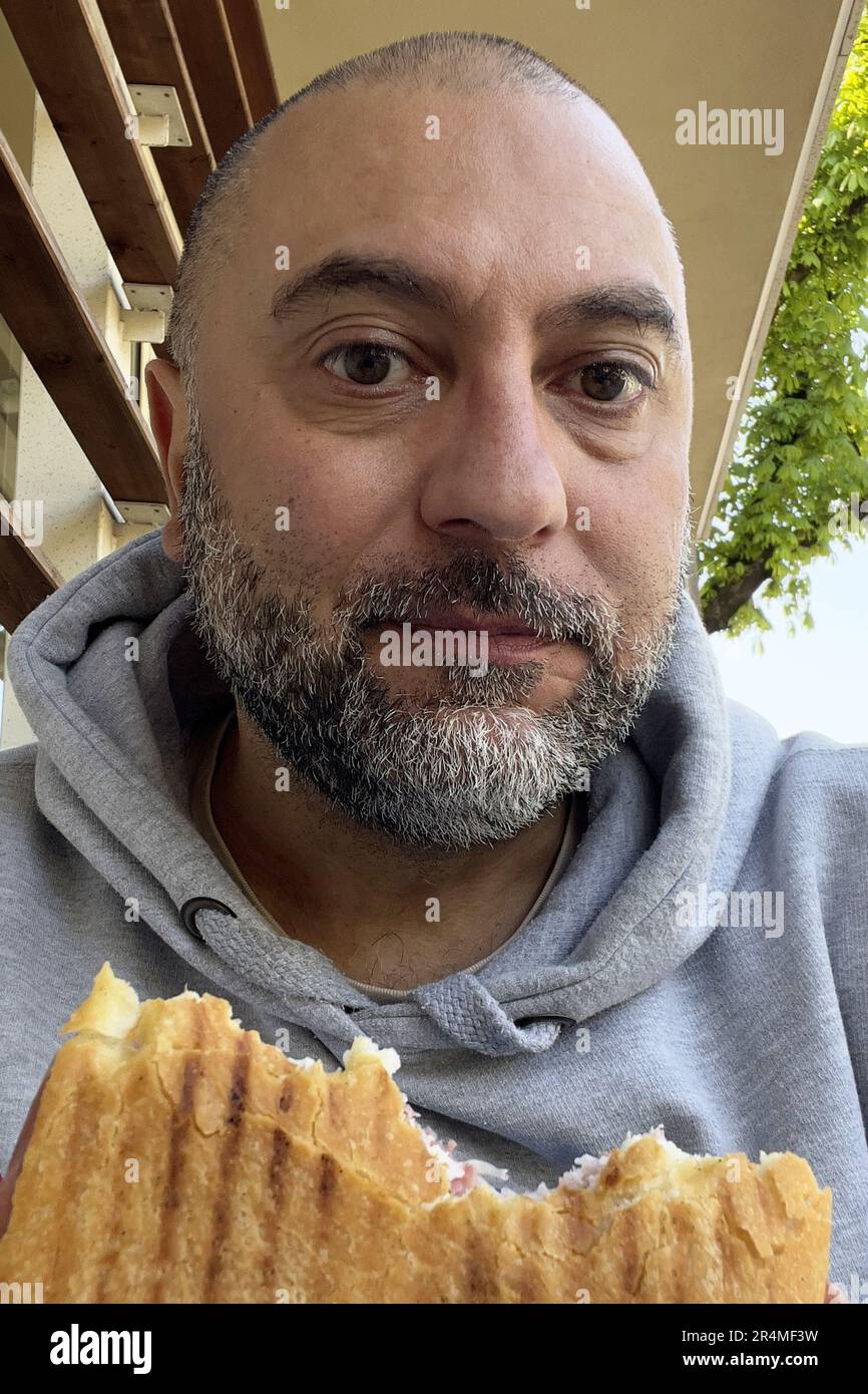 Uomo di mangiare un panino Foto Stock