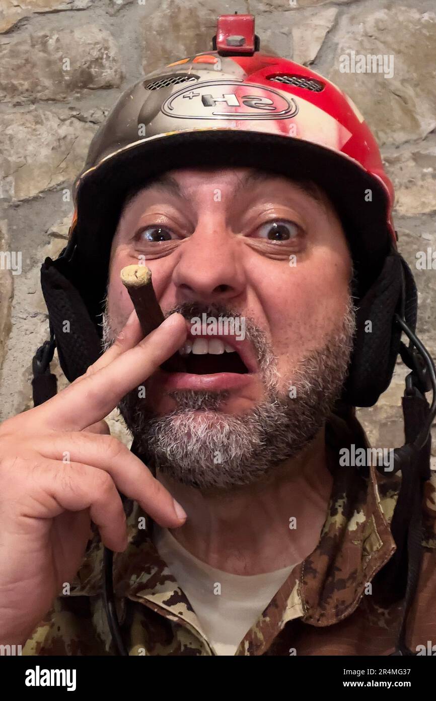 Uomo con malattia mentale Foto Stock