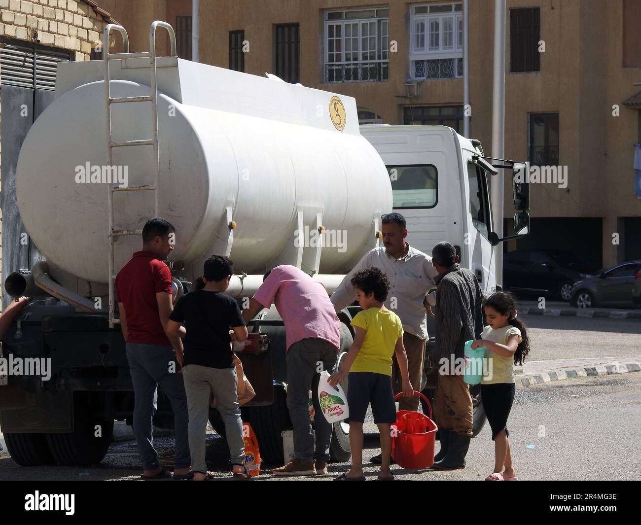 Cairo, Egitto, maggio 15 2023: Un veicolo di cisterna dell'acqua con acqua pulita come risposta di servizio di emergenza in tutta l'area con l'interruzione di acqua per trasportare il bere Foto Stock