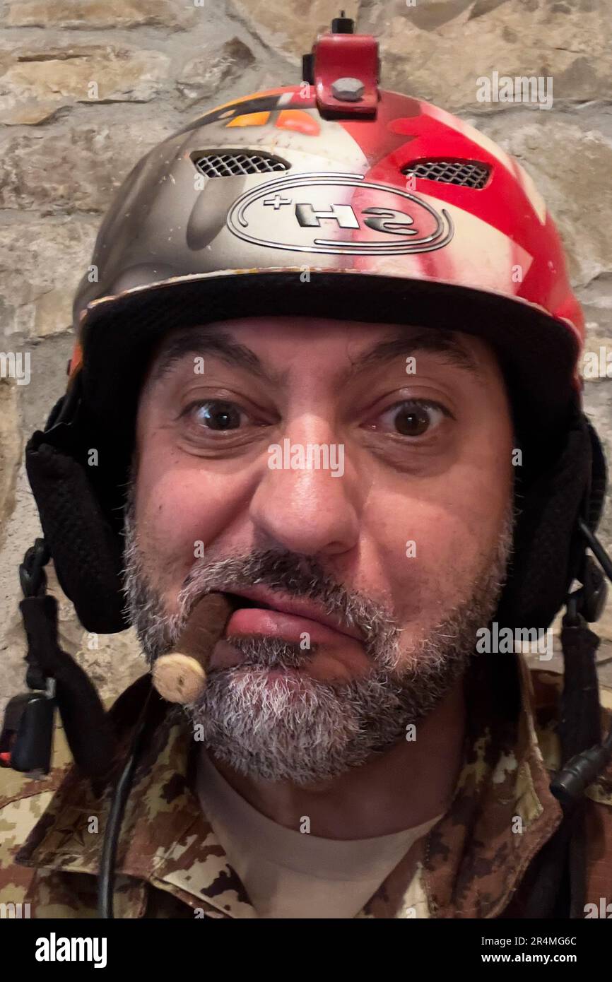 Uomo con malattia mentale Foto Stock