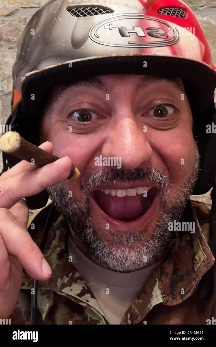 Uomo con malattia mentale Foto Stock