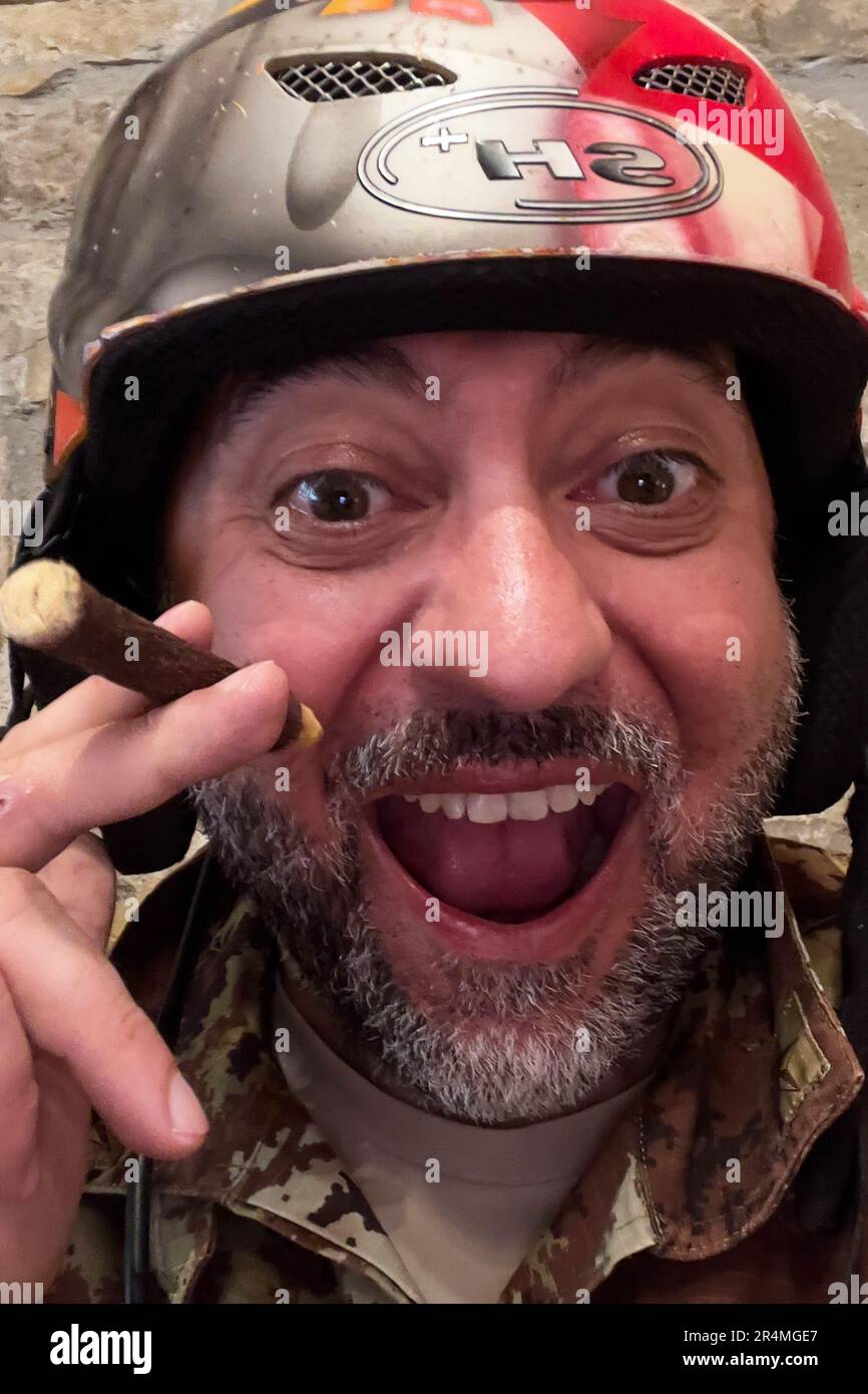 Uomo con malattia mentale Foto Stock