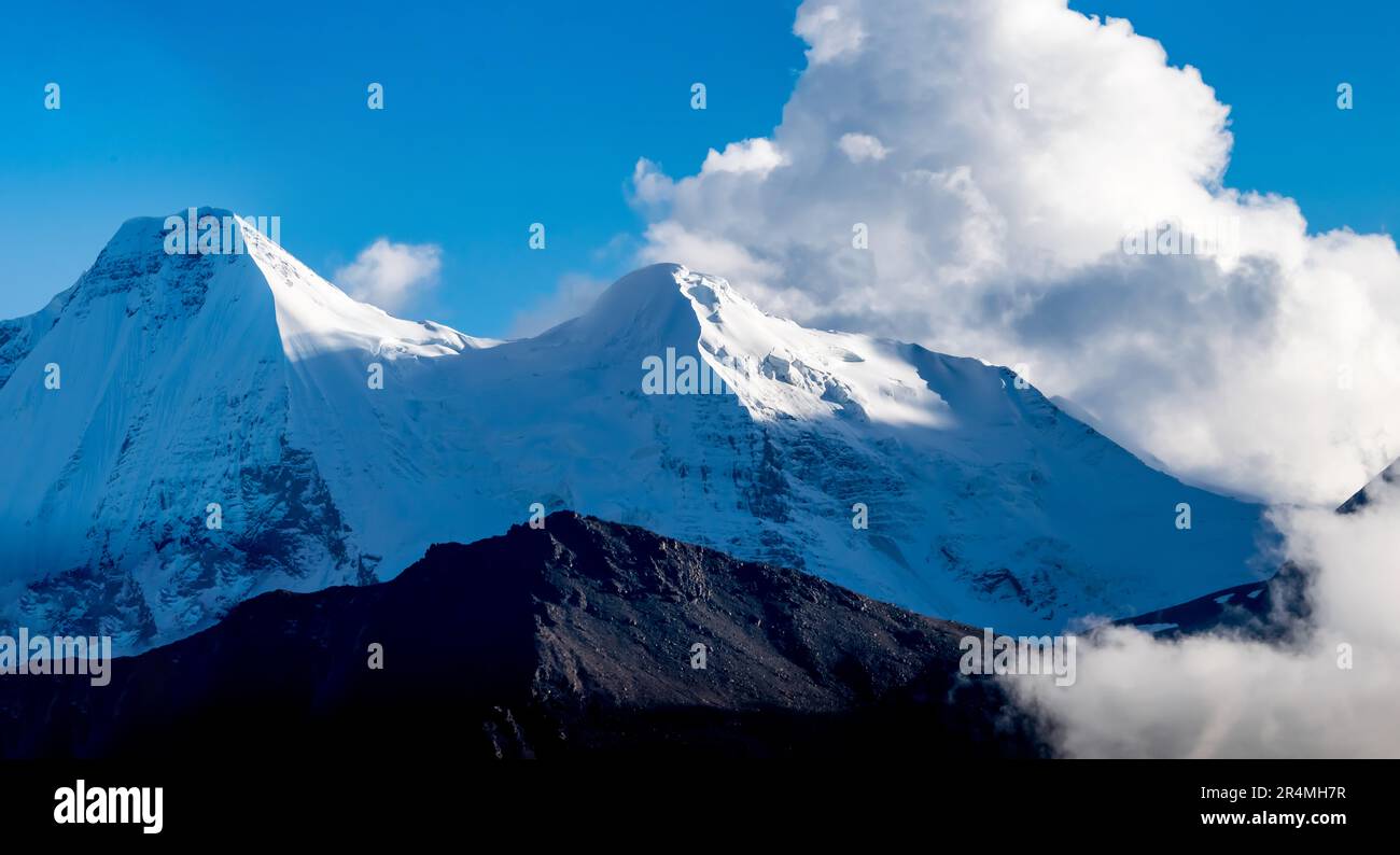 belle e massicce montagne innevate Foto Stock