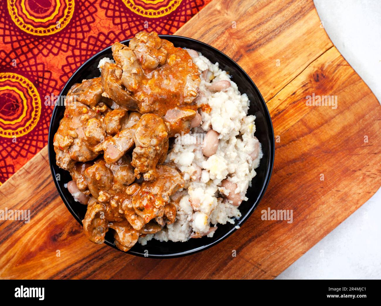 Fegatini di pollo tradizionali sudafricani Peri Peri con samp e fagioli su tessuto sudafricano tradizionale Foto Stock