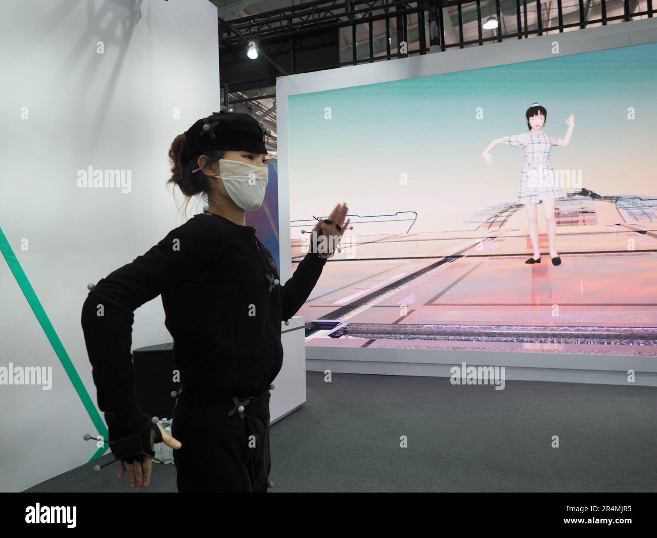 PECHINO, CINA - 29 MAGGIO 2023 - Un membro dello staff dimostra un "sistema di motion capture" all'esposizione interattiva di 2023 China Science Fiction Conv Foto Stock