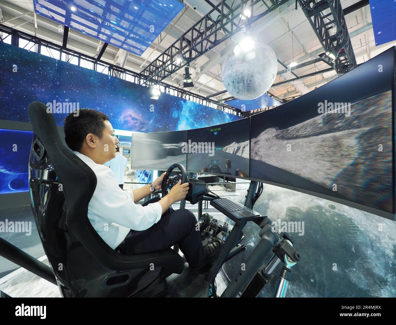 PECHINO, CINA - 29 MAGGIO 2023 - i visitatori potranno sperimentare la "guida della Terra di luna" alla mostra interattiva della China Science Fiction Convention del 2023 a Beij Foto Stock