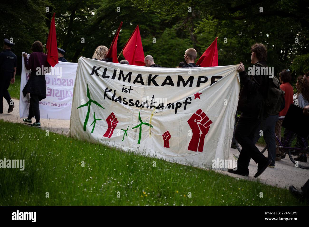 Monaco, Germania. 24th maggio, 2023. Il 24 maggio 2023 più di 50 persone si sono unite a una protesta a Monaco, in Germania, per protestare contro la criminalizzazione dell’ultima generazione. Al mattino 15 appartamenti sono stati razziato con il sospetto di formare o sostenere un'organizzazione criminale. L'ultima generazione richiede un limite di velocità di 100 km/h sulle autostrade, un biglietto da 9 euro per i trasporti pubblici e un consiglio sociale sul clima. (Foto di Alexander Pohl/Sipa USA) Credit: Sipa USA/Alamy Live News Foto Stock