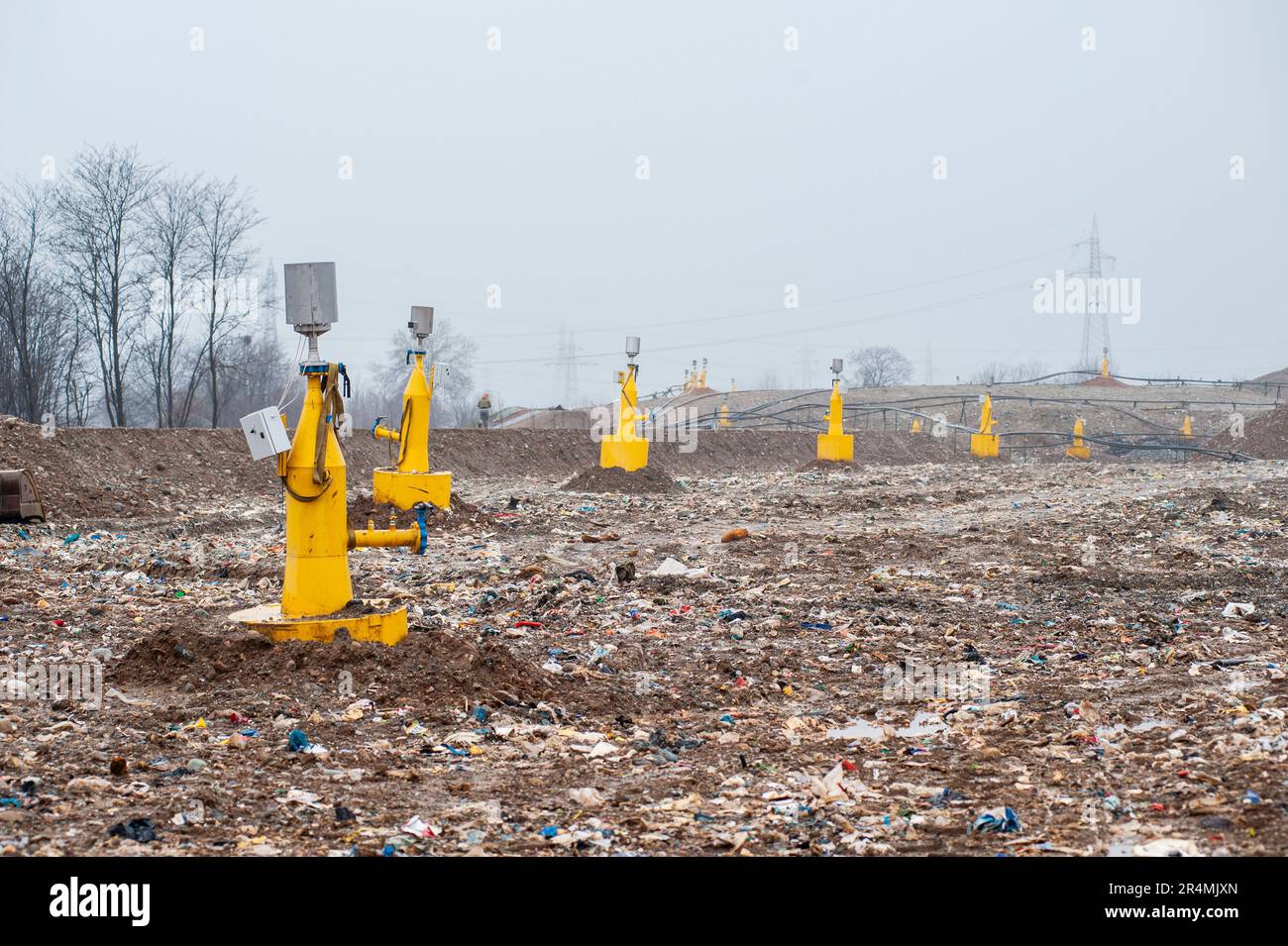 Discarica i rifiuti urbani. Stoccaggio di produzione e distribuzione di biogas nello stoccaggio di rifiuti in discarica. Foto Stock