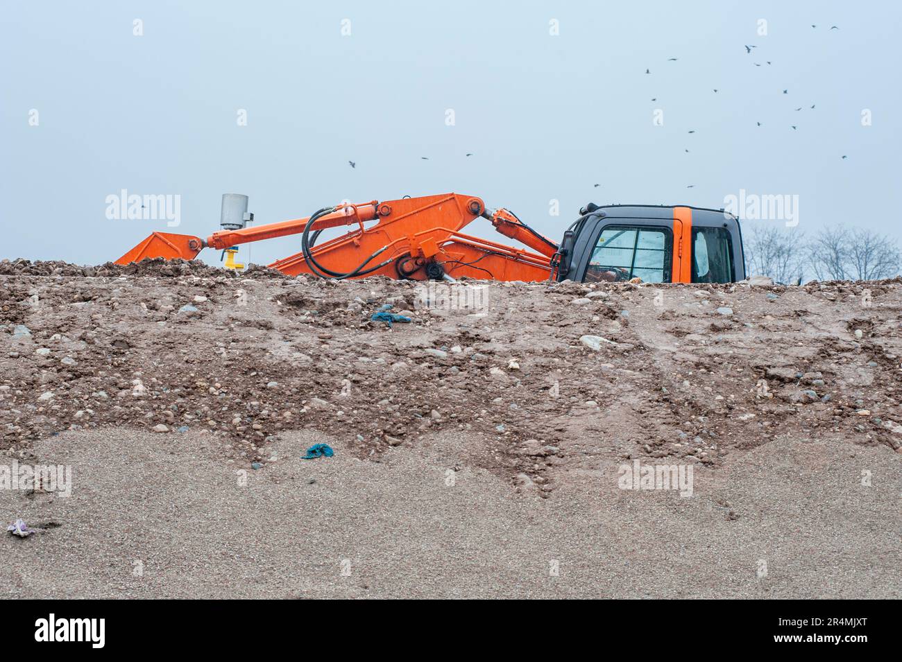 Discarica i rifiuti urbani. Lavoratori con autocarri e bulldozer al lavoro in discarica per lo stoccaggio dei rifiuti. Foto Stock