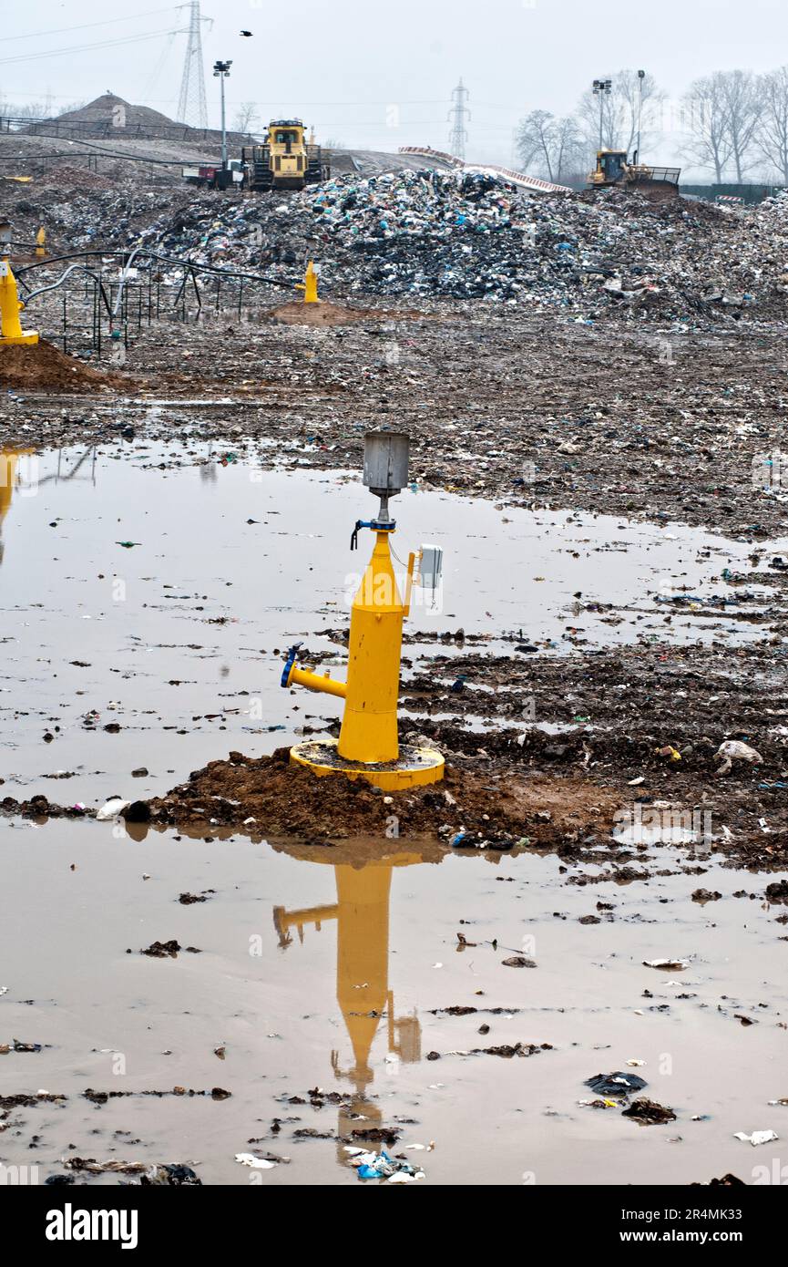 Discarica i rifiuti urbani. Stoccaggio di produzione e distribuzione di biogas nello stoccaggio di rifiuti in discarica. Foto Stock