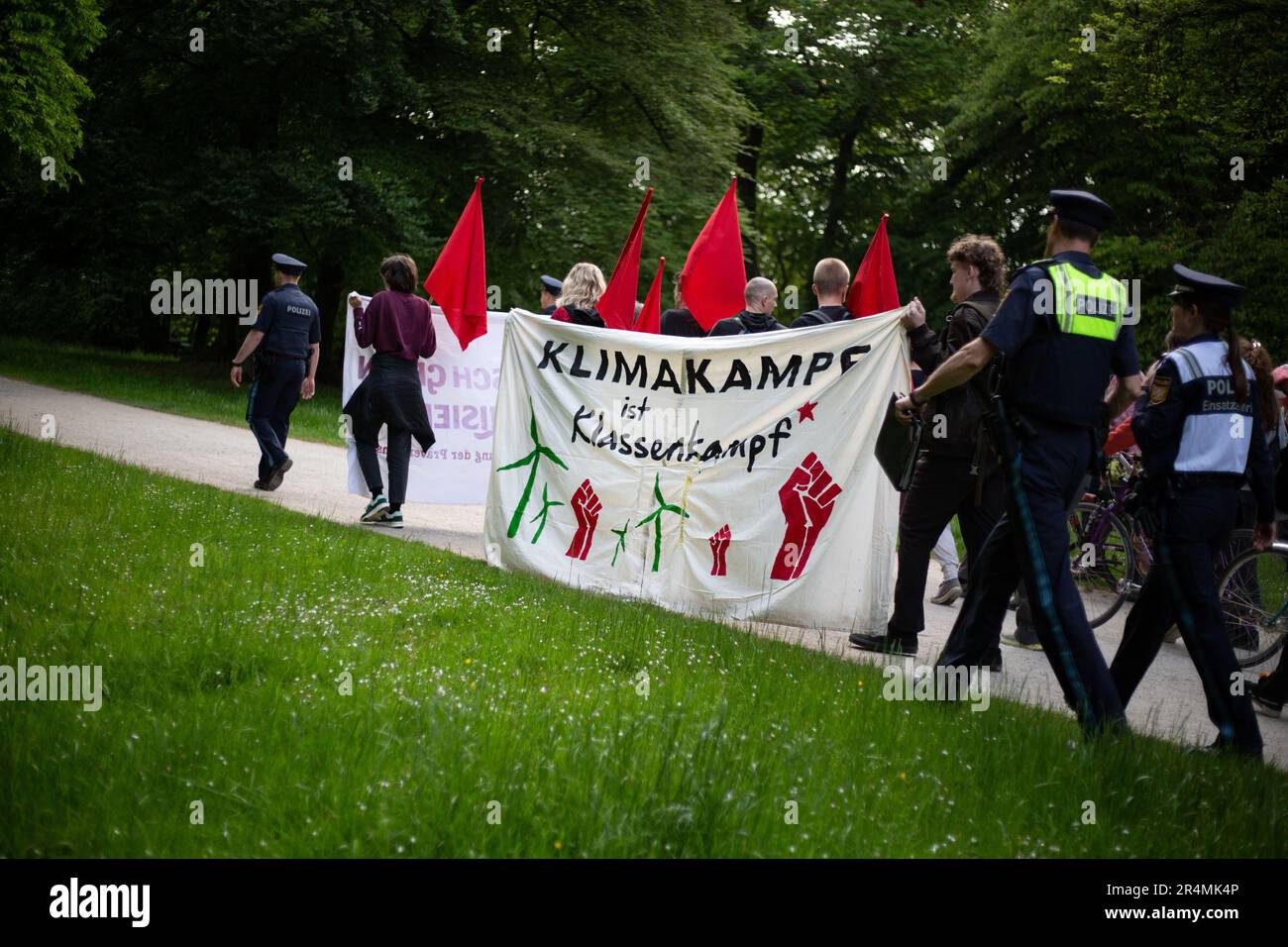 Monaco, Germania. 24th maggio, 2023. Il 24 maggio 2023 più di 50 persone si sono unite a una protesta a Monaco, in Germania, per protestare contro la criminalizzazione dell’ultima generazione. Al mattino 15 appartamenti sono stati razziato con il sospetto di formare o sostenere un'organizzazione criminale. L'ultima generazione richiede un limite di velocità di 100 km/h sulle autostrade, un biglietto da 9 euro per i trasporti pubblici e un consiglio sociale sul clima. (Foto di Alexander Pohl/Sipa USA) Credit: Sipa USA/Alamy Live News Foto Stock