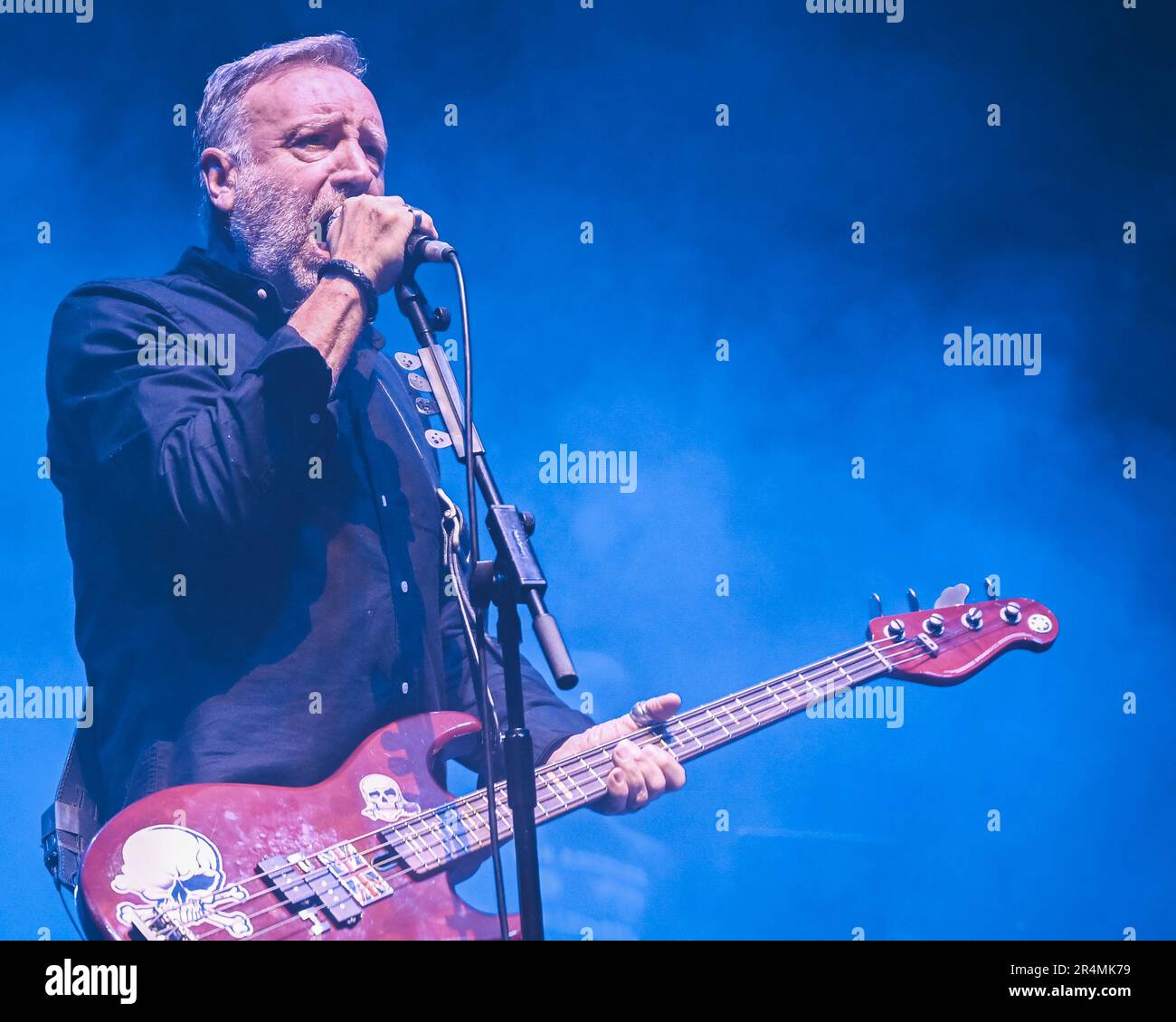 Peter Hook, bassista e co-fondatore di Joy Division e New Order, ha suonato presso l'Albert Hall (Manches-UK) il 7th aprile 2023. Foto Stock