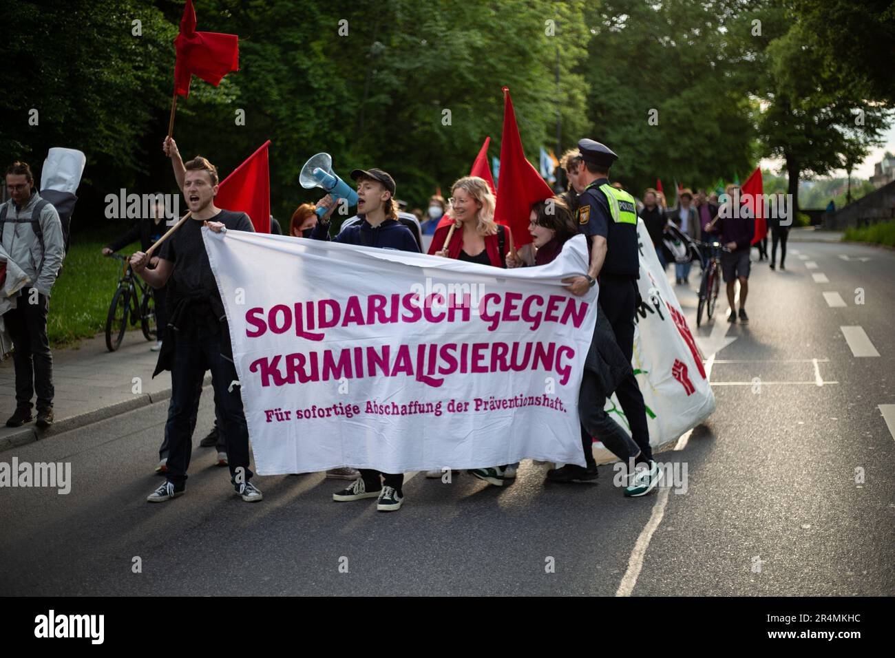 Monaco, Germania. 24th maggio, 2023. Il 24 maggio 2023 più di 50 persone si sono unite a una protesta a Monaco, in Germania, per protestare contro la criminalizzazione dell’ultima generazione. Al mattino 15 appartamenti sono stati razziato con il sospetto di formare o sostenere un'organizzazione criminale. L'ultima generazione richiede un limite di velocità di 100 km/h sulle autostrade, un biglietto da 9 euro per i trasporti pubblici e un consiglio sociale sul clima. (Foto di Alexander Pohl/Sipa USA) Credit: Sipa USA/Alamy Live News Foto Stock