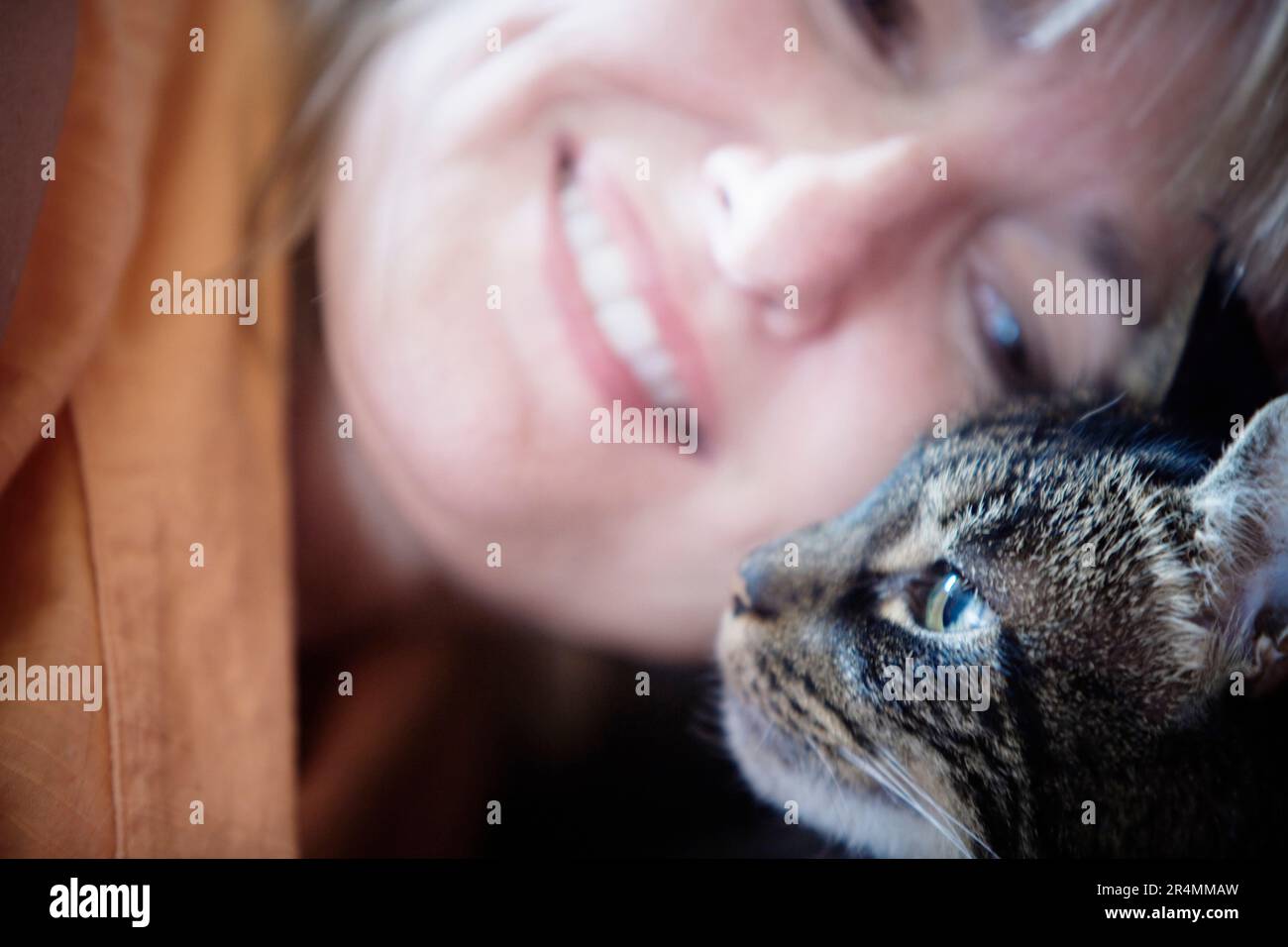 Una donna che guarda con amore il suo gatto. Foto Stock