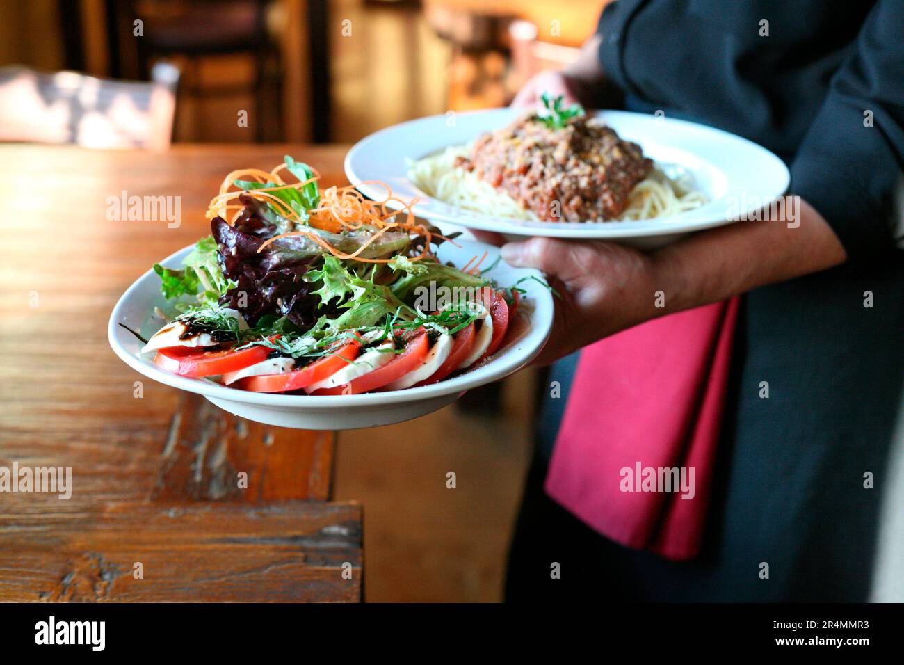 server posa con i piatti nel ristorante Foto Stock