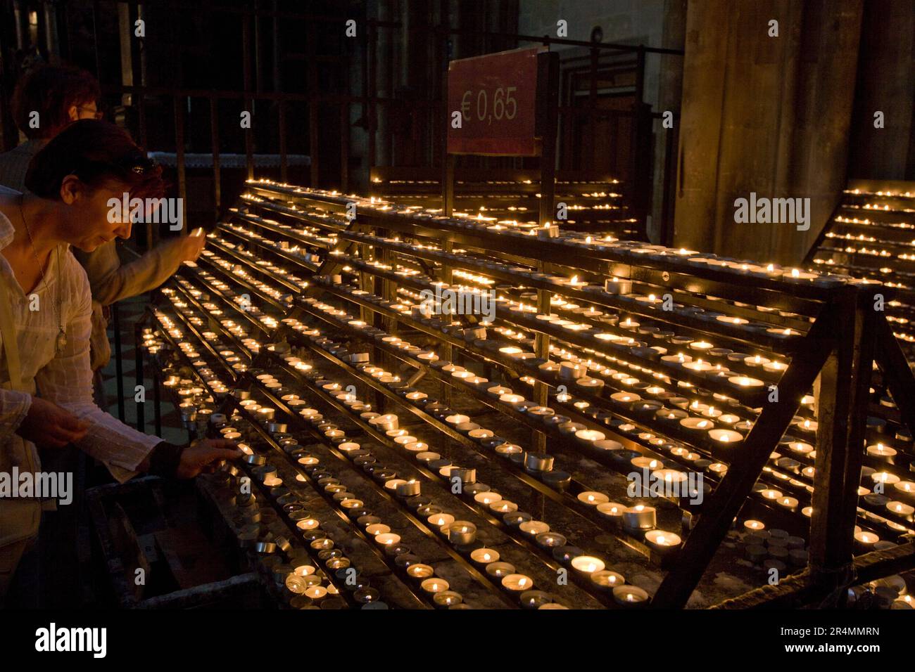 Persone che illuminano candele all'interno della Cattedrale di Santo Stefano, Vienna, Aust Foto Stock