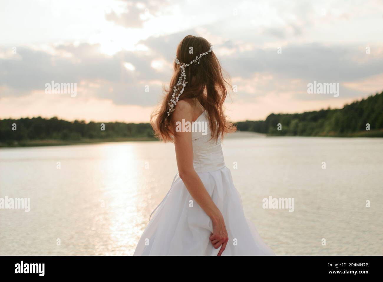 sposa al tramonto vista posteriore Foto Stock