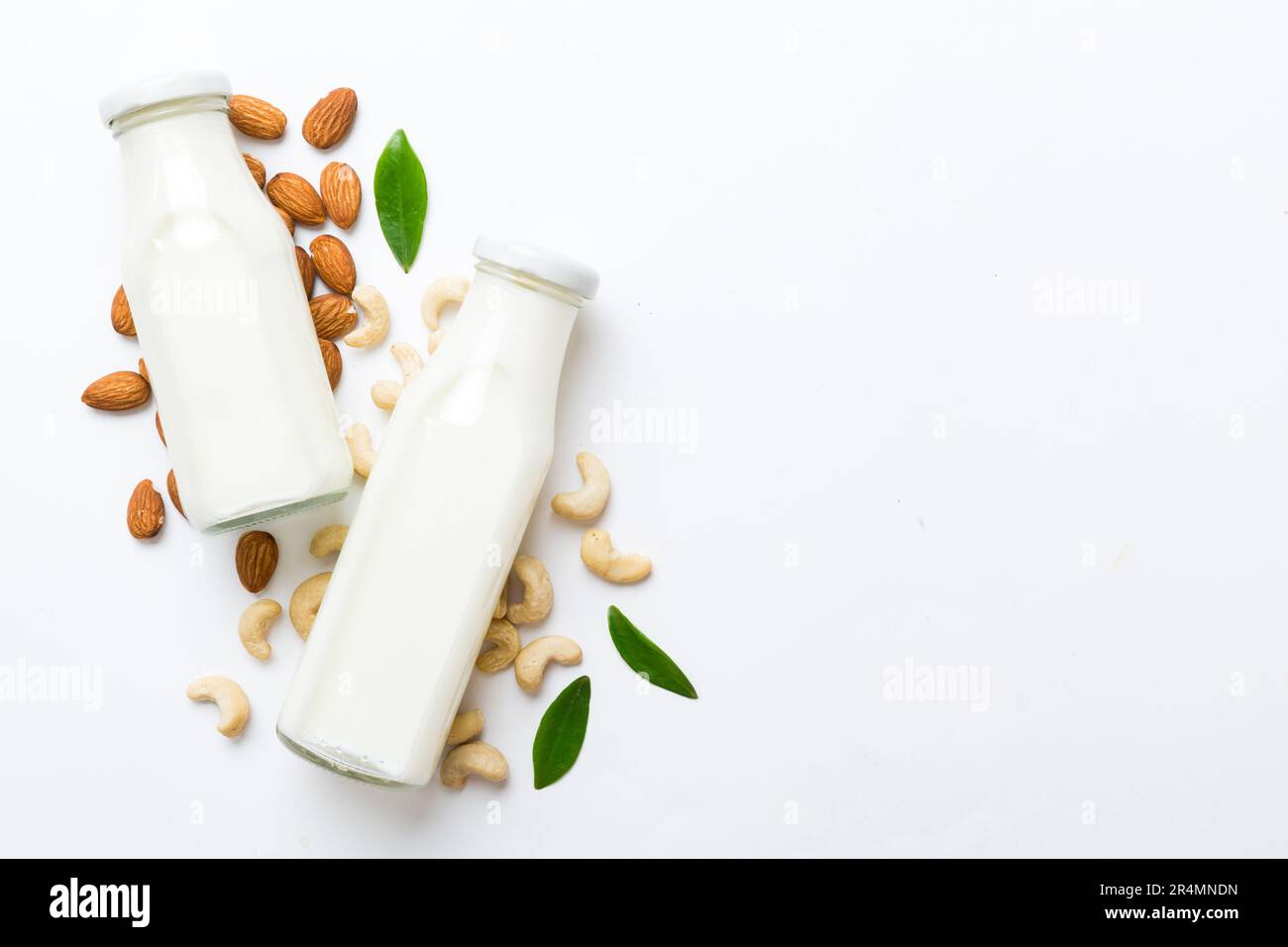 Set o raccolta di vari latte vegano mandorla, anacardi, su sfondo tavolo. Latte vegetale vegano e ingredienti, vista dall'alto. Foto Stock