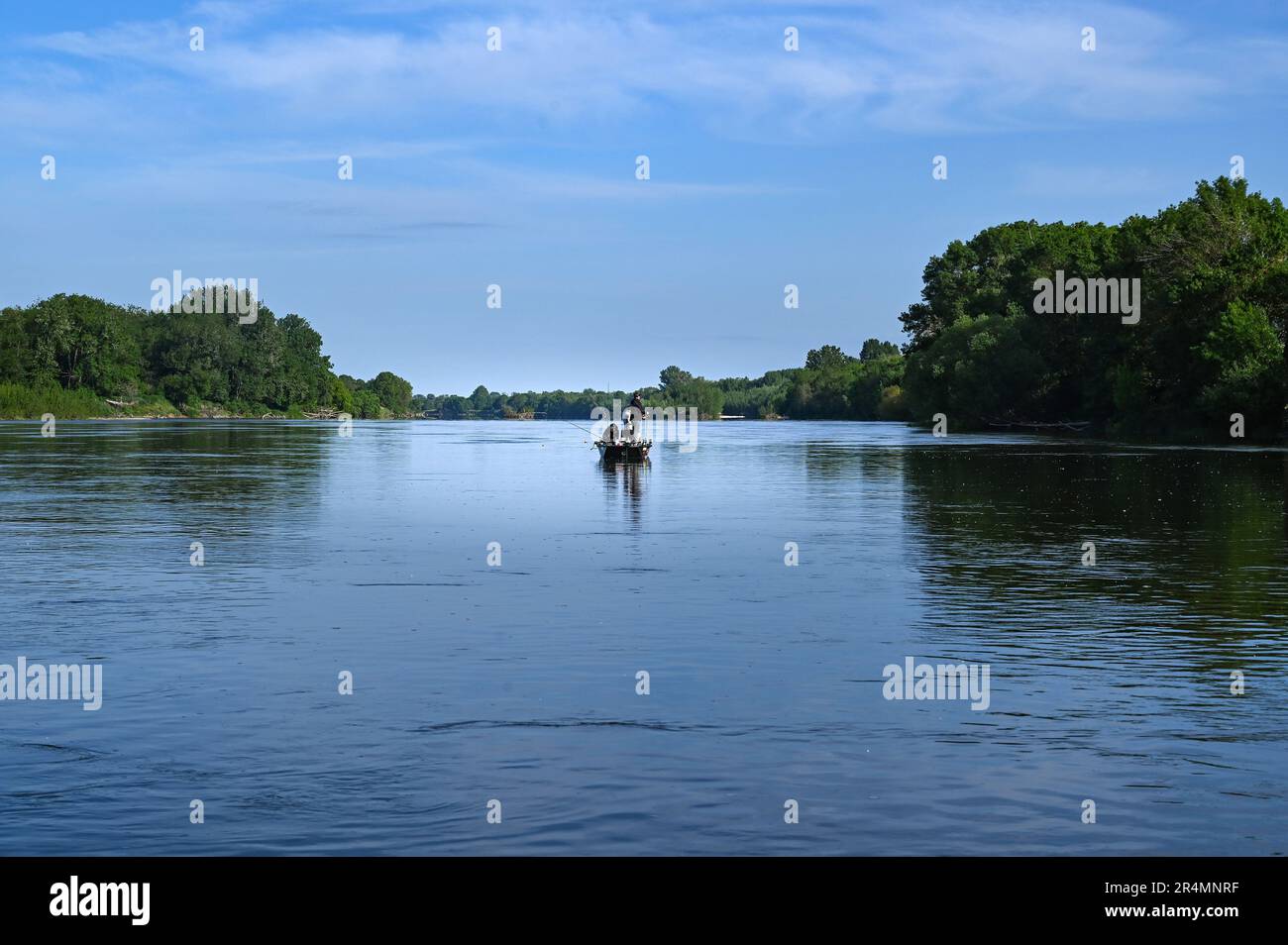 Uomini che pescano da una barca nel mezzo del fiume Loira vicino Saumur, Francia Foto Stock