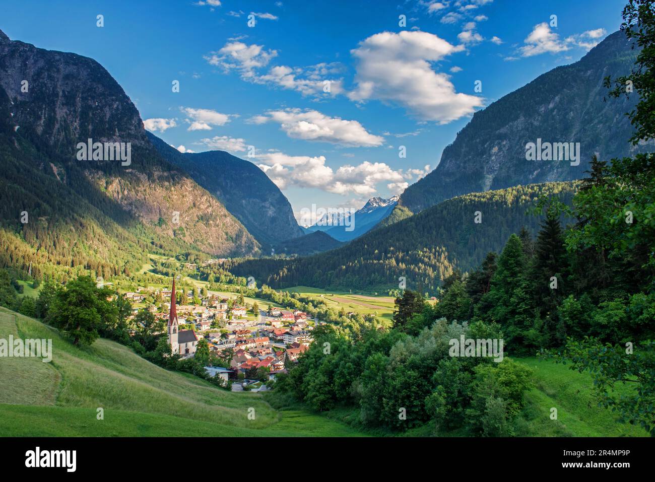 Tranquilla valle di Oetz (Austria) alla luce del sole con Oetz villaggio Foto Stock