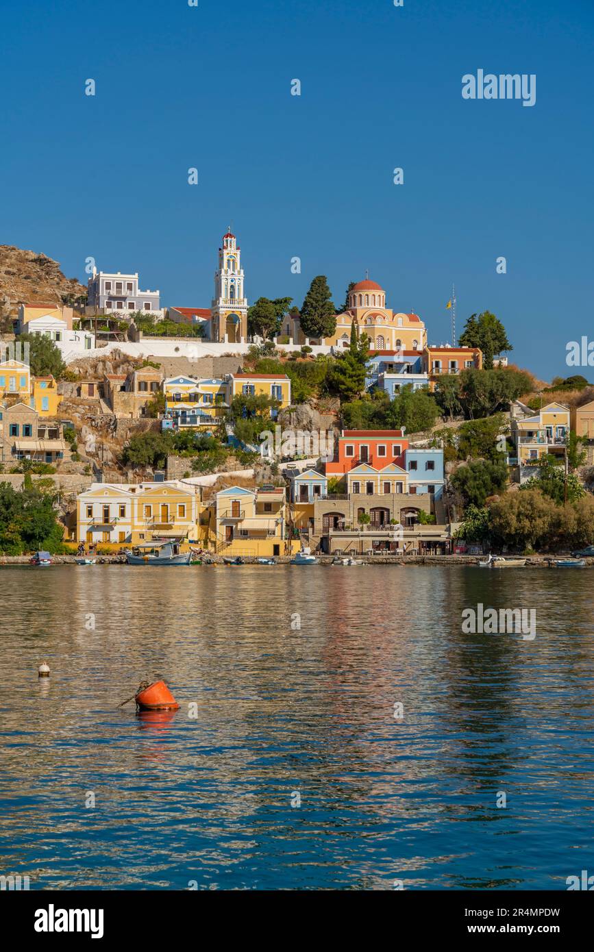 Vista della Chiesa dell'Annunciazione che domina la città di Symi, l'isola di Symi, il Dodecanese, le isole greche, la Grecia, Europa Foto Stock