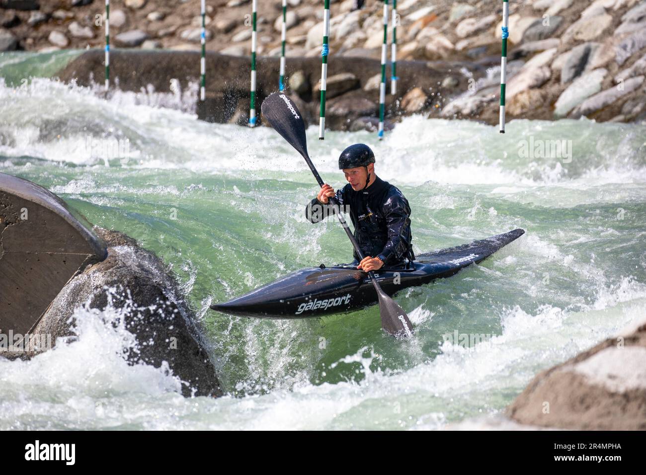 I promettenti treni per kayak olimpici presso il Rutherford Whitewater Park. Foto Stock