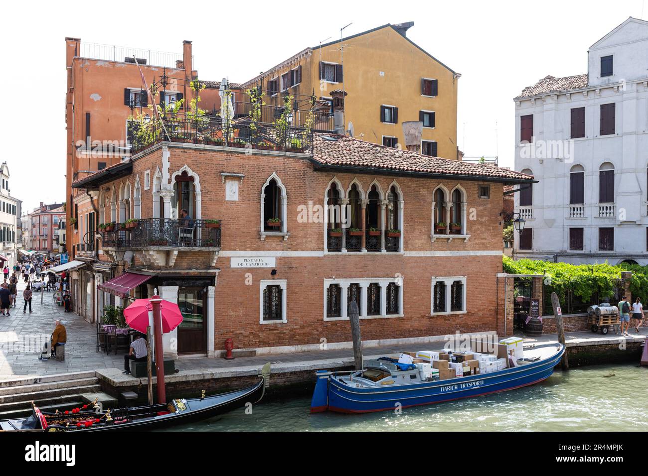 Un palazzo medievale sul canale di Cannaregio a Venezia Foto Stock