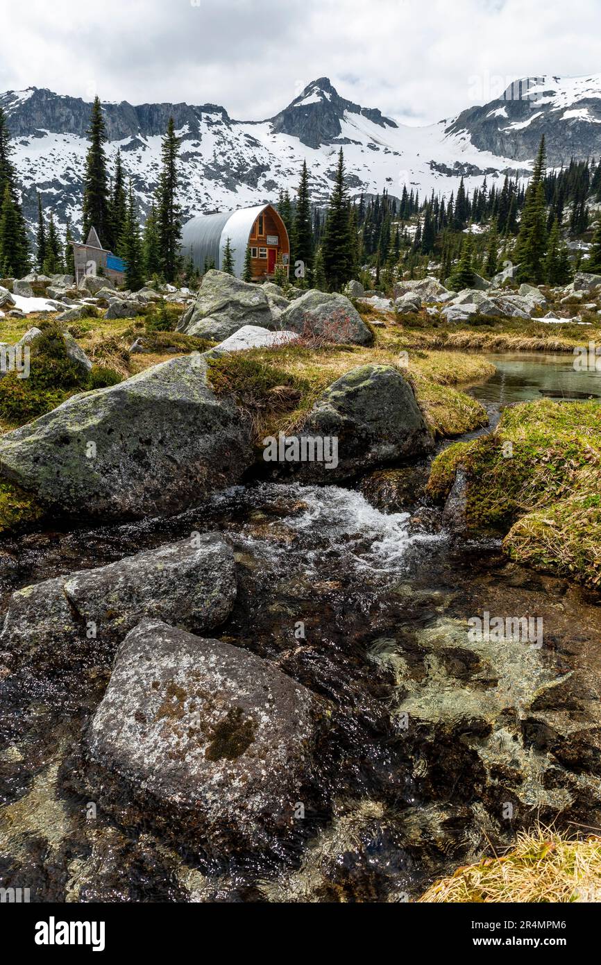 Vista panoramica della cabina alpina nel prato erboso di montagna in Canada. Foto Stock