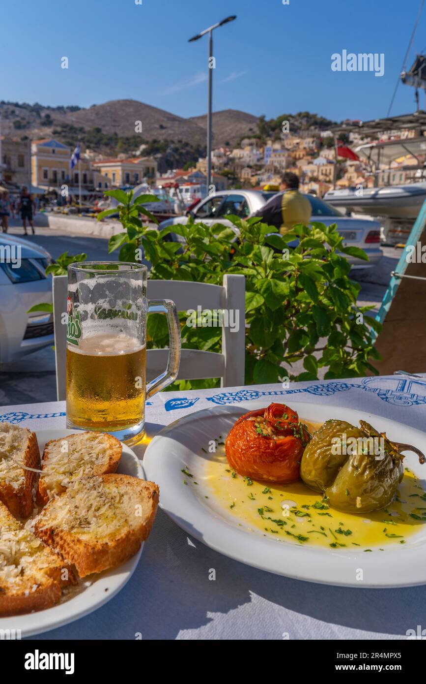 Vista di yemistes, tomati e peperoni ripieni, città di Symi, isola di Symi, Dodecaneso, isole greche, Grecia, Europa Foto Stock