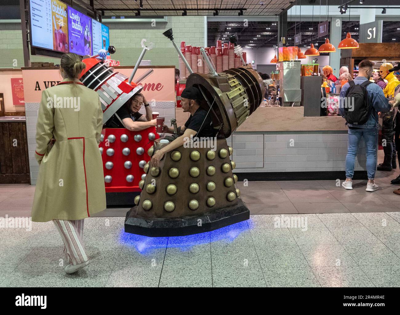 © Jeff Moore MCM Comic con Londra 28th maggio 2023 i giocatori di Cos vestiti come Daleks dal programma televisivo Dr Who at alla Comic con in coda excel per un caffè. Foto Stock