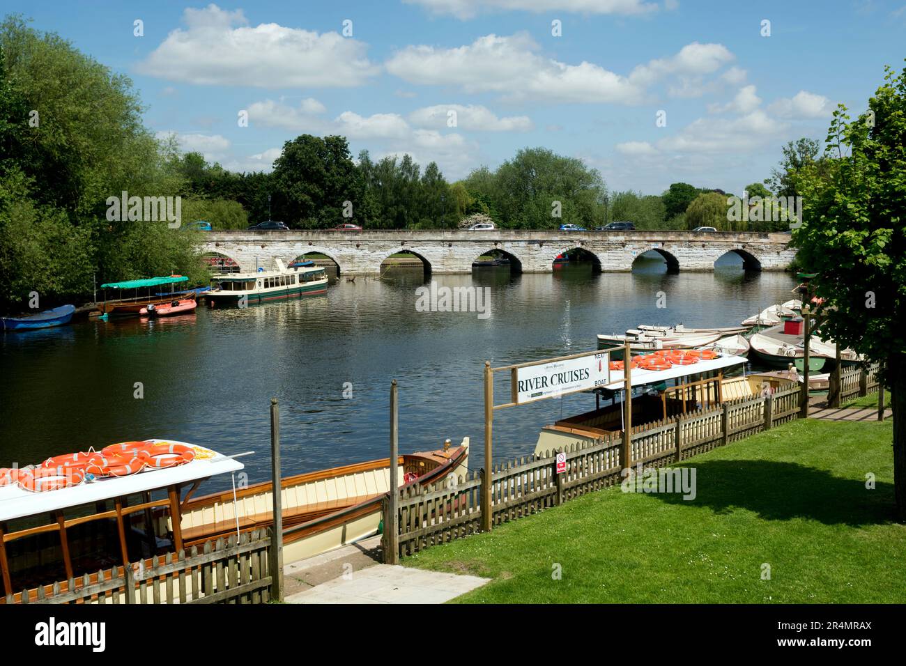 Il fiume Avon e il ponte di Clopton, Stratford-upon-Avon, Warwickshire, Regno Unito Foto Stock