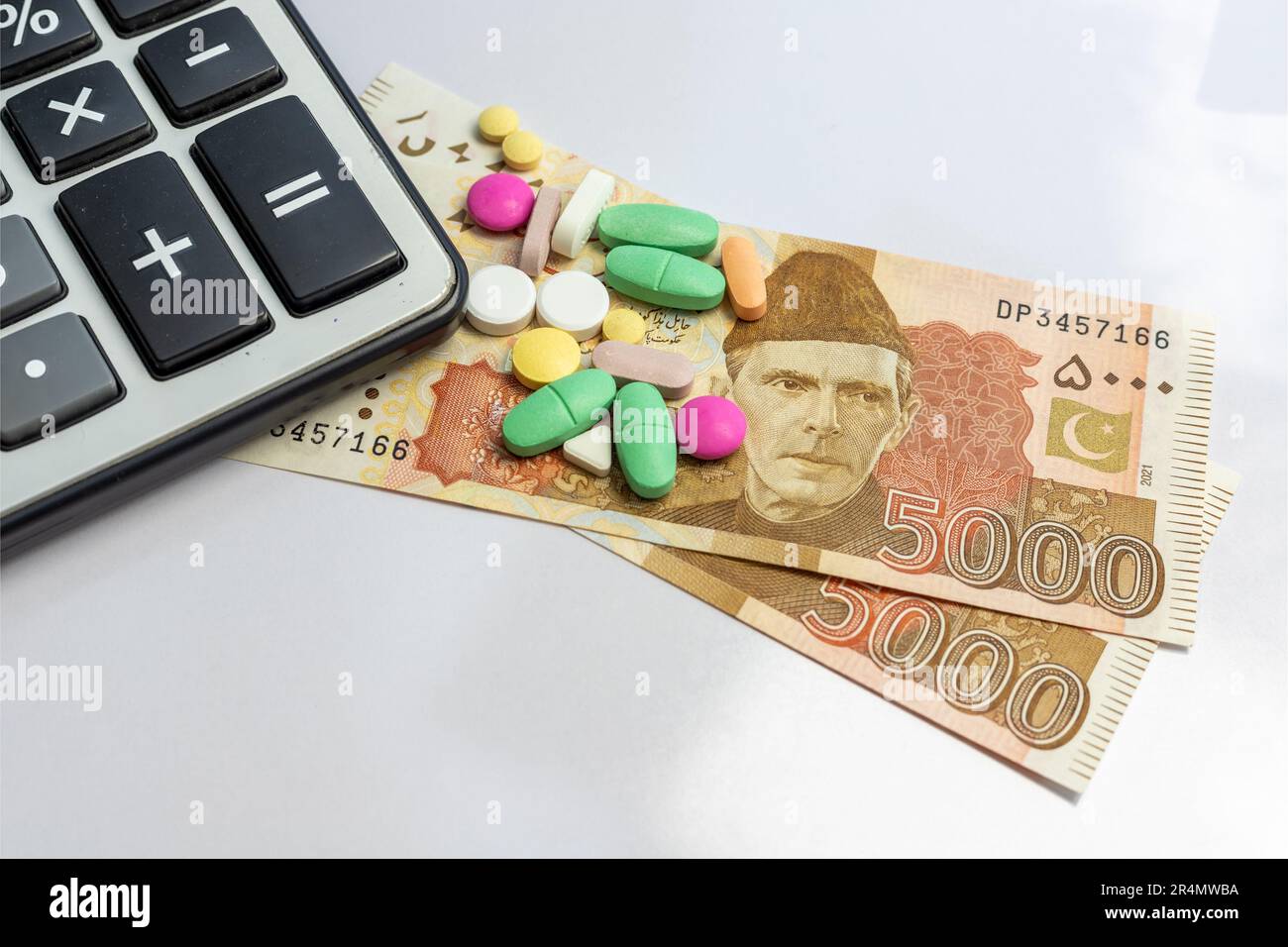 Farmaci e calcolatrice sulla valuta pakistana. Costo del concetto di droga. Foto Stock