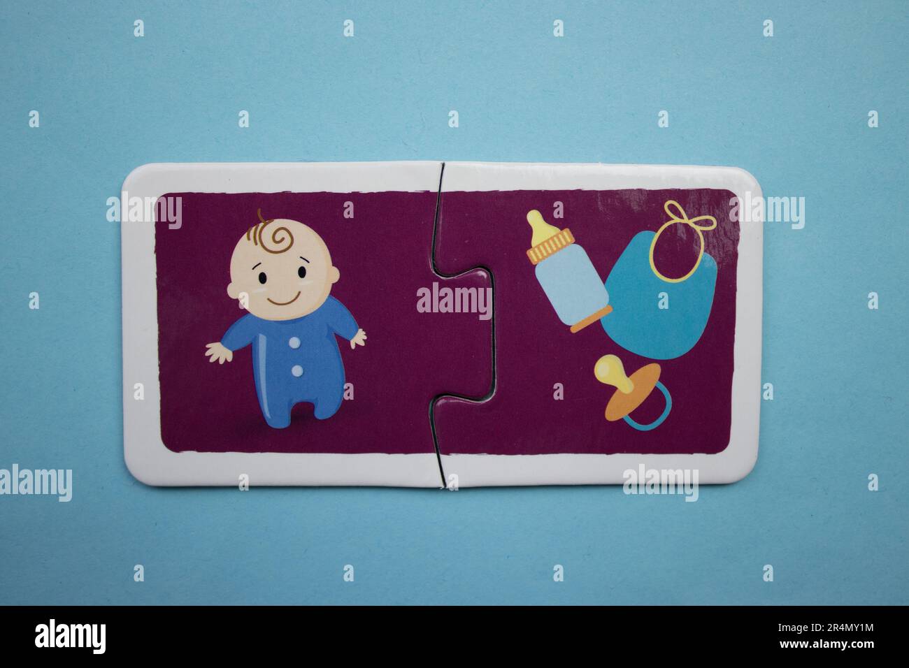Puzzle di immagine disposti su uno sfondo blu. Bambino e bambino paraphernalia. Foto Stock