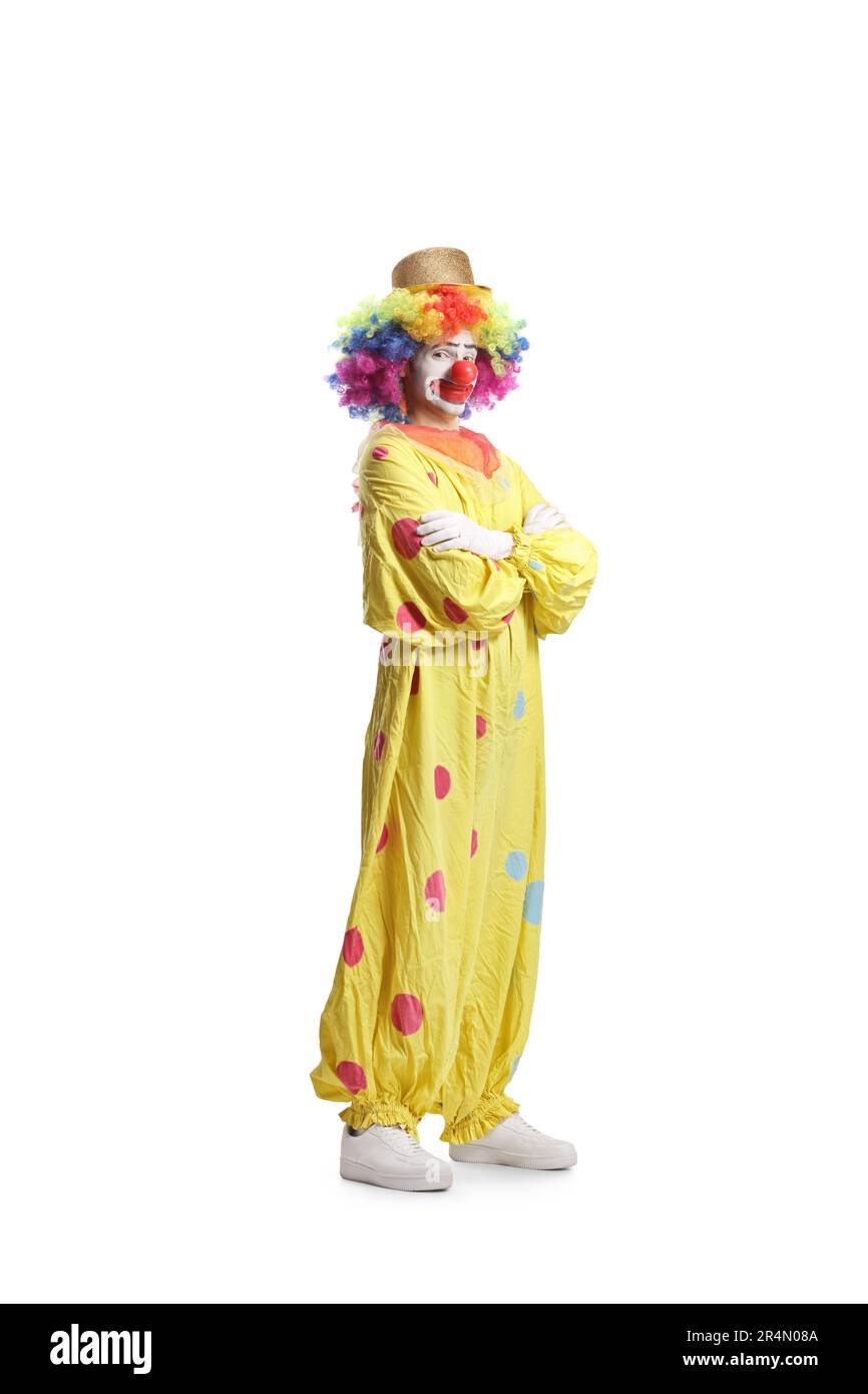 Clown in costume giallo posa con braccia piegate isolate su sfondo bianco Foto Stock