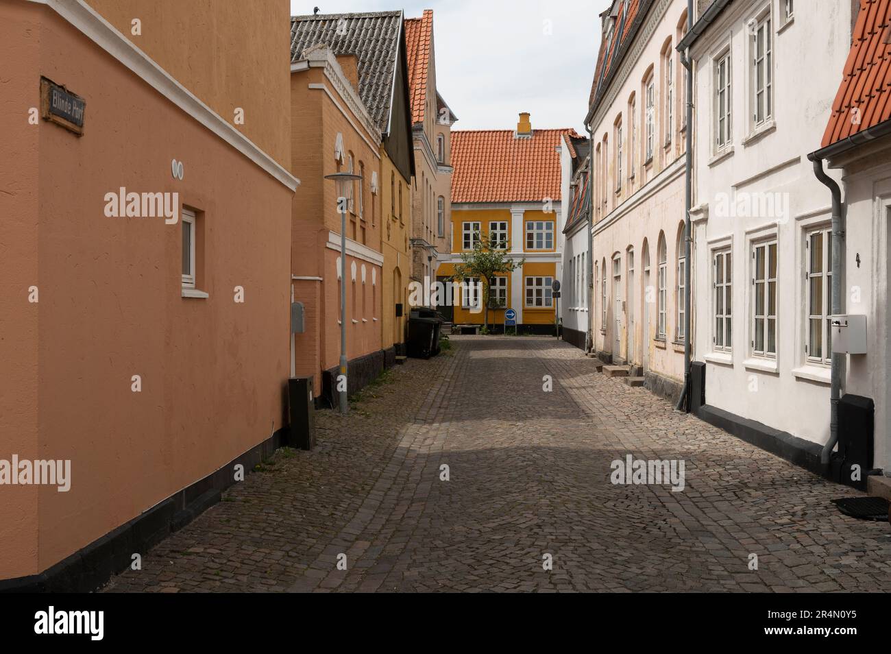La vecchia strada acciottolata Blinde Port, paesaggio urbano da Korsør, Danimarca, 19 maggio 2023 Foto Stock