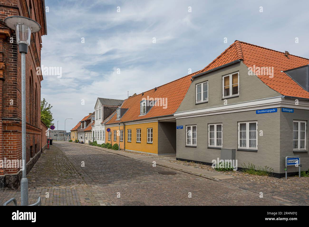 Snukkerupgade è una pittoresca strada acciottolata a Korsør, Danimarca, 19 maggio 2023 Foto Stock