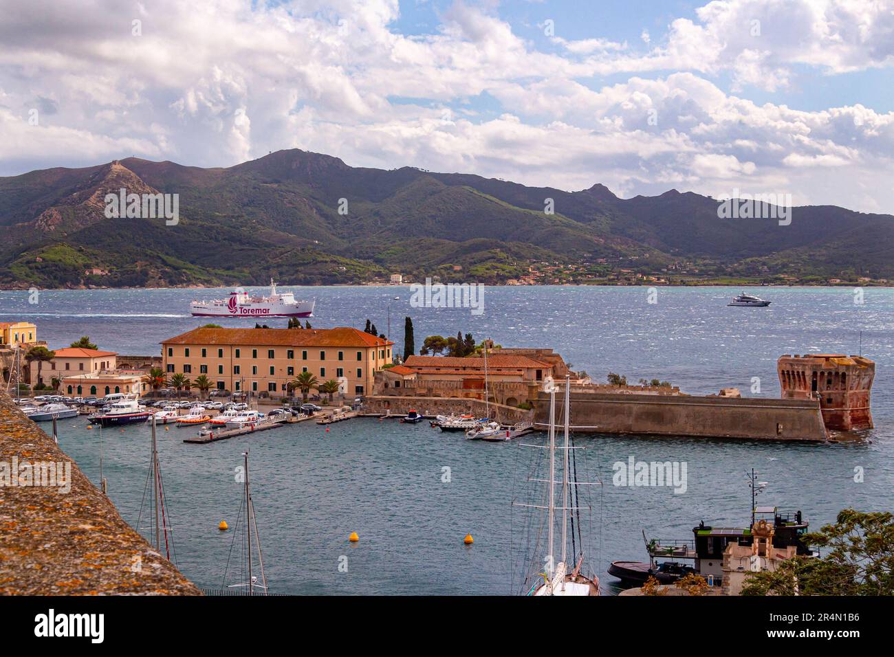 Vista dal forte medievale Forte Falcone alla Torre della Linguella Torre della Linguella a Portoferraio Foto Stock
