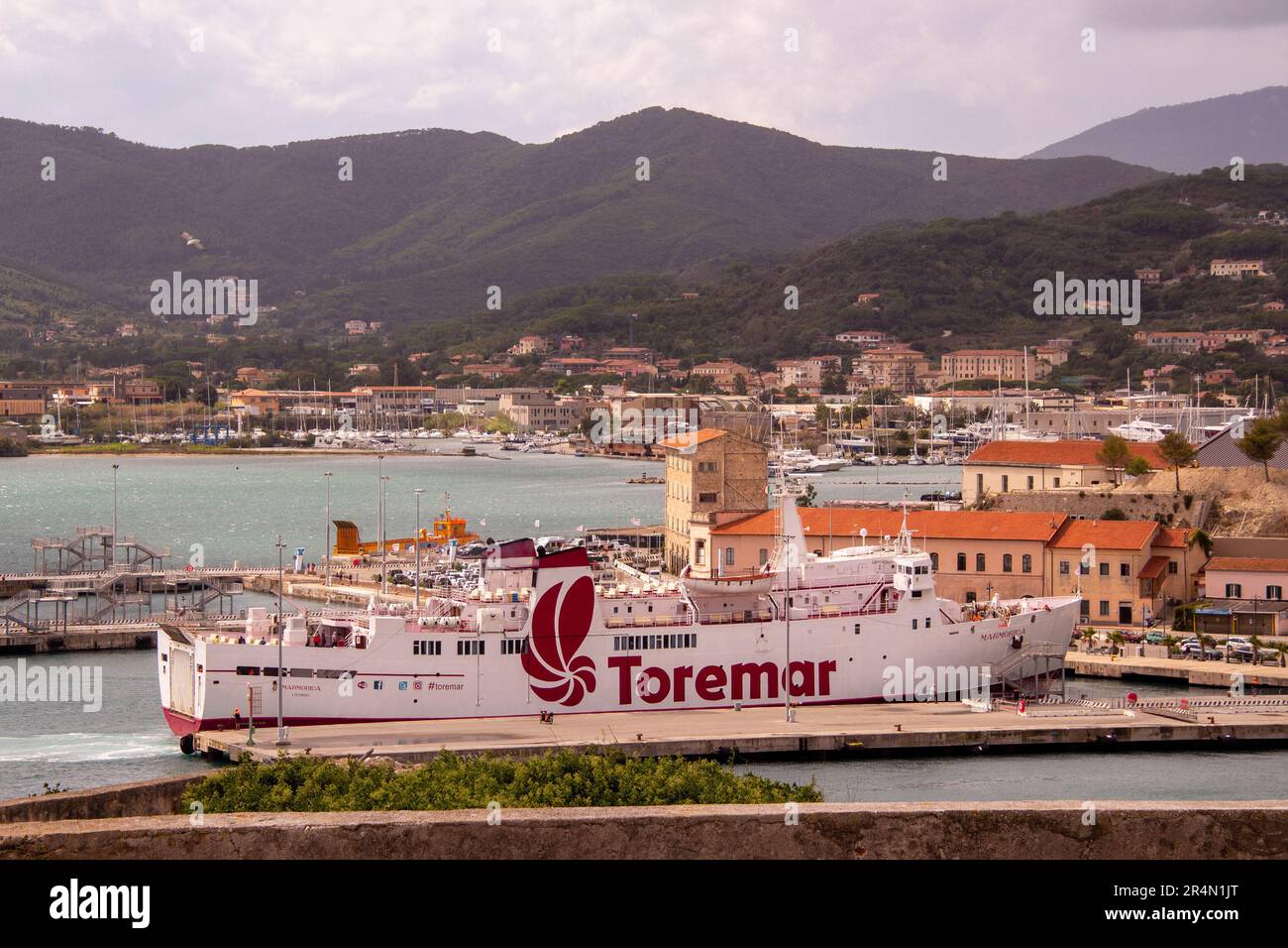 Portoferraio, Elba, Italia 25 Settembre 2020 Vista al porto dei traghetti di Portoferraio con attracco traghetti per imbarco Foto Stock