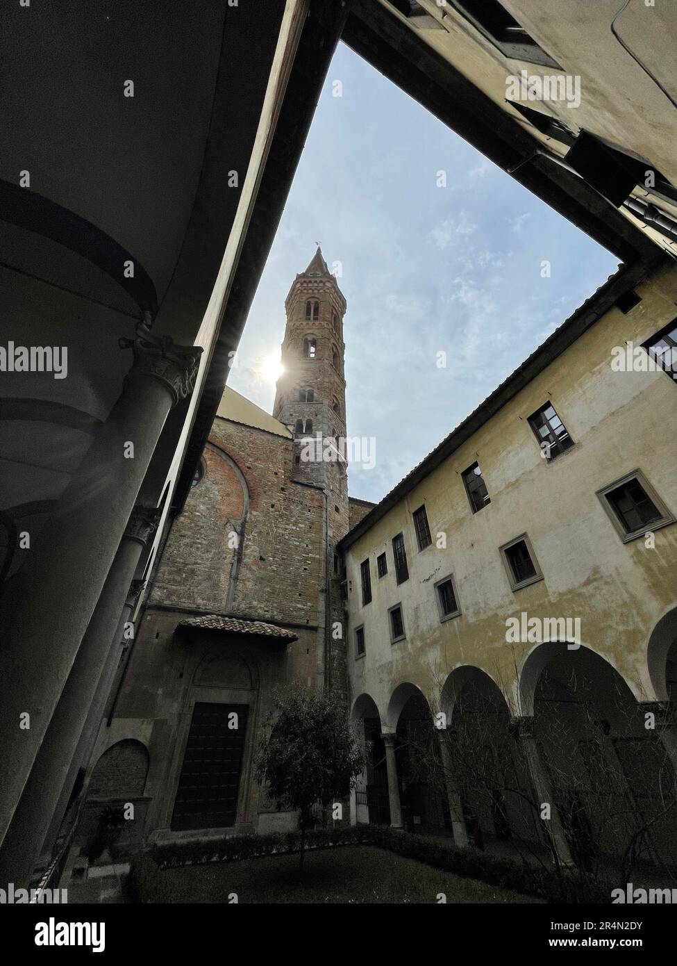 Firenze, Italia - Apr 6, 2022: Abbazia e chiesa di Badia Fiorentina oggi sede delle Comunità monastiche di Gerusalemme, situata sulla Via del Proconsolo, Foto Stock