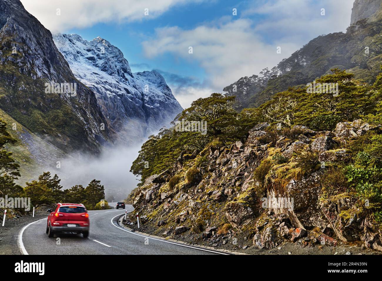 Paesaggio di montagna, strada per il Fiordland tra grandi montagne, Nuova Zelanda Foto Stock