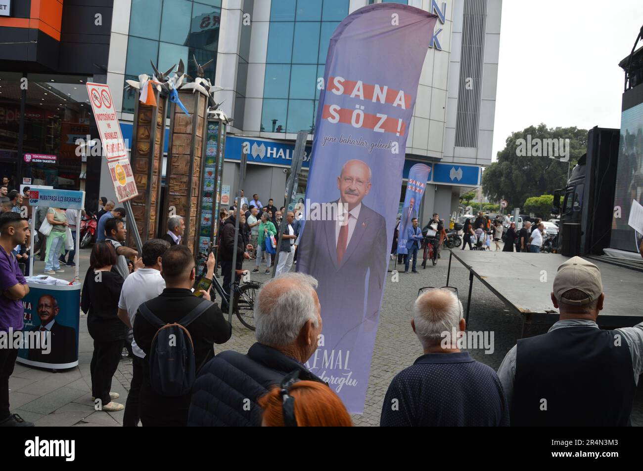 Antalya, Turchia - 23 maggio 2023 - Rally per sostenere il candidato presidenziale Kemal Kilicdaroglu nel periodo di scappamento delle elezioni presidenziali. (Foto di Markku Rainer Peltonen) Foto Stock